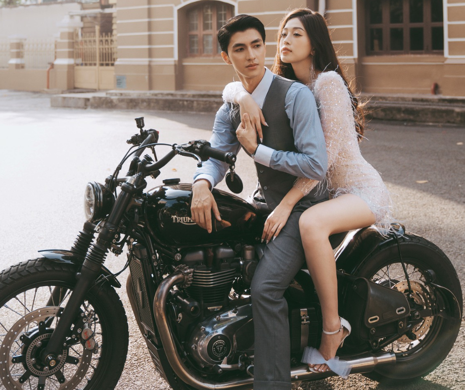 Bộ ảnh "cool ngầu" của "cặp đôi tháng 10" bên cạnh moto của chú rể.