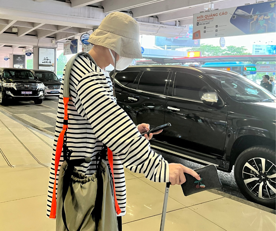 Hình ảnh của Anh Tú và Diệu Nhi tại sân bay Nội Bài.