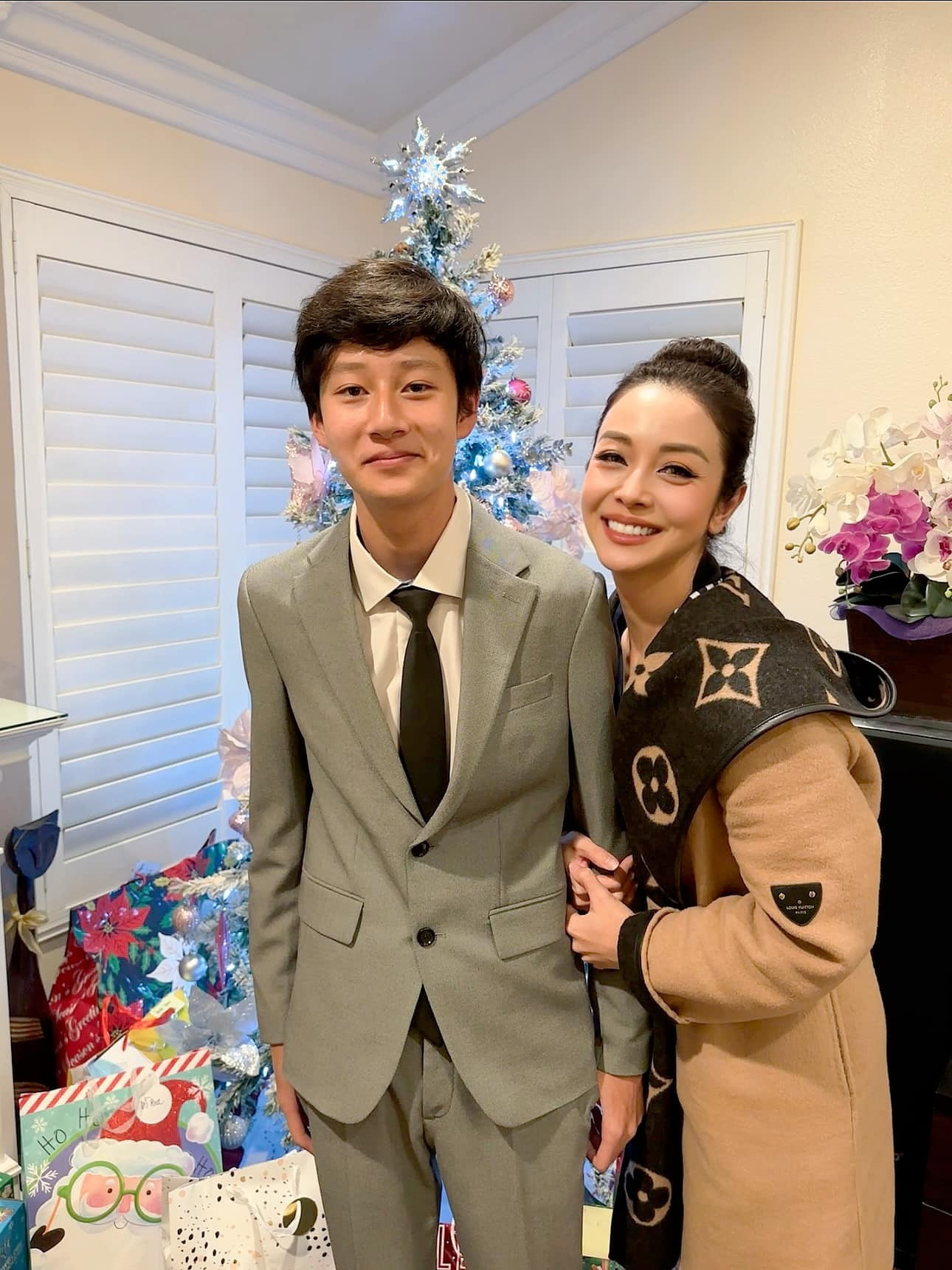 Con trai Jennier Phạm sở hữu chiều cao đáng nể ở độ tuổi mới lớn.