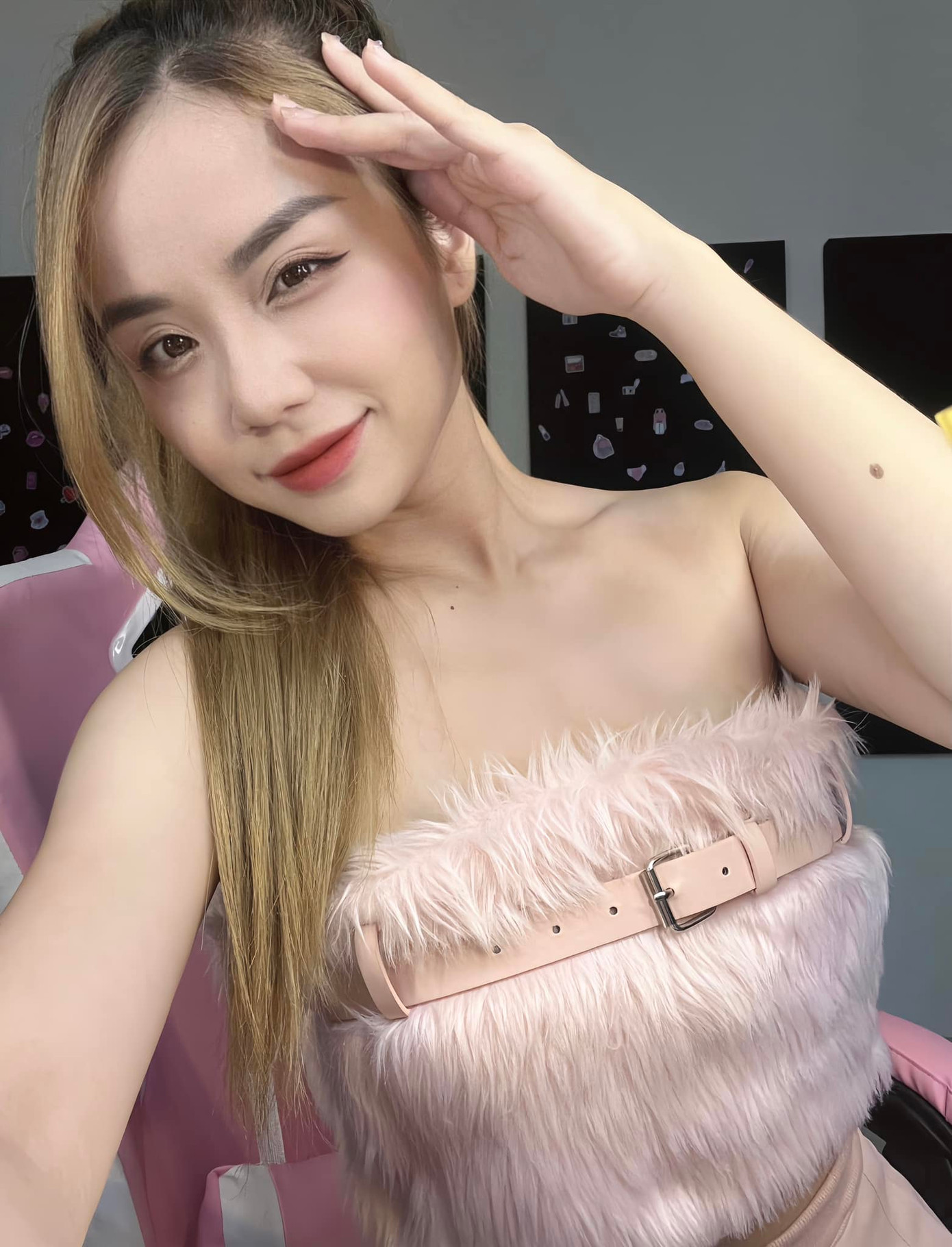 Làn da "phát sáng" là điểm cộng giúp Cindy Lư tự tin "flex" nhan sắc.