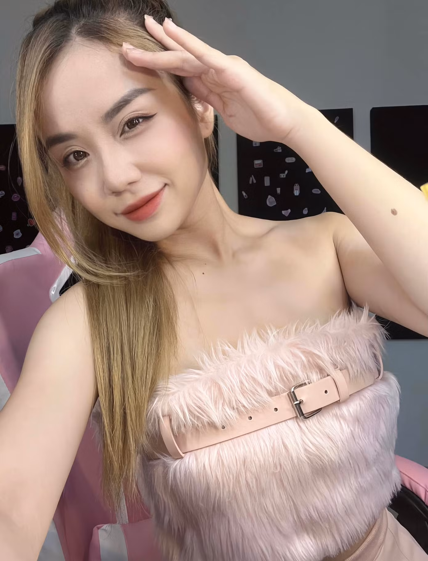 Làn da "phát sáng" là điểm cộng giúp Cindy Lư tự tin "flex" nhan sắc.
