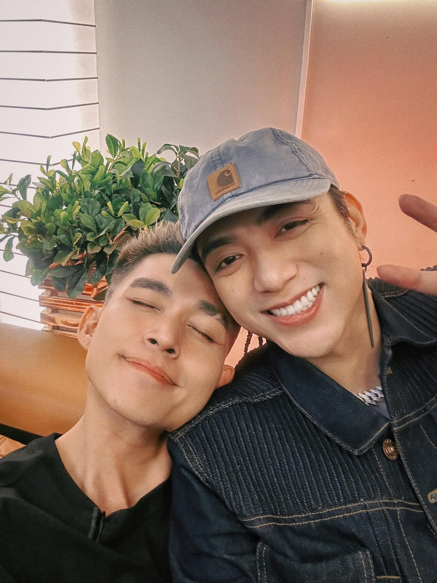 Hai anh em nhà Cá Lớn luôn giữ mối quan hệ thân thiết kể từ Anh Trai Vượt Ngàn Chông Gai.