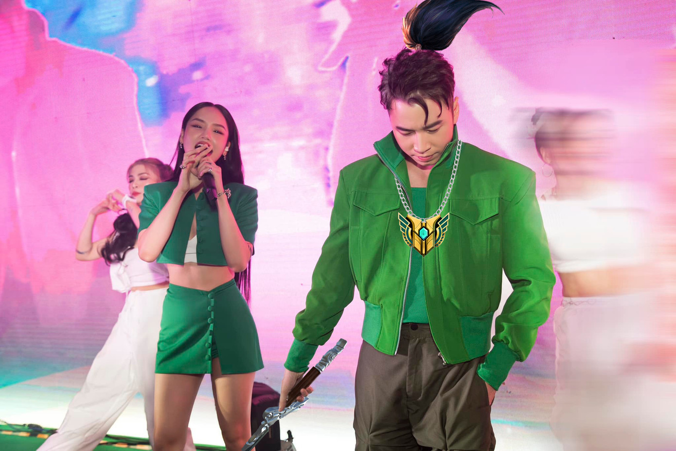 Một netizen đã ghép kiếm trong game và thêm một búi tóc cho Karik. Thế nhưng, nam rapper thể hiện độ &quot;lầy lội&quot; khi khẳng định: &quot;TT7 chứ thêm 2 vạch nữa&quot;.