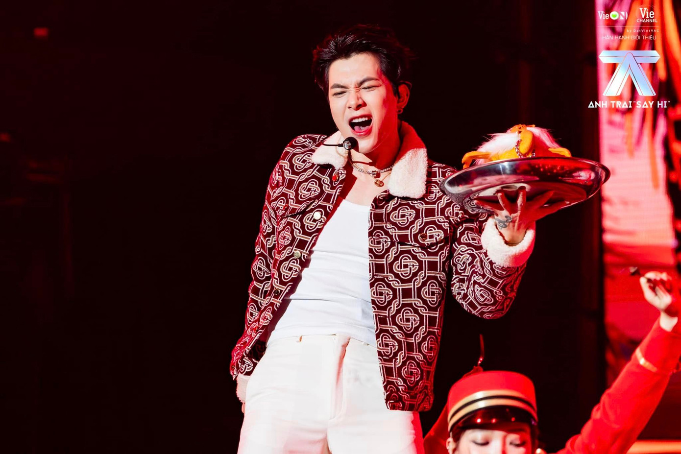 Ở lần cuối cùng được làm nhóm trưởng, Anh Tú Atus đem đến Ngạo Nghễ do chính nam diễn viên sáng tác ca khúc cùng HURRYKNG và Rhyder.