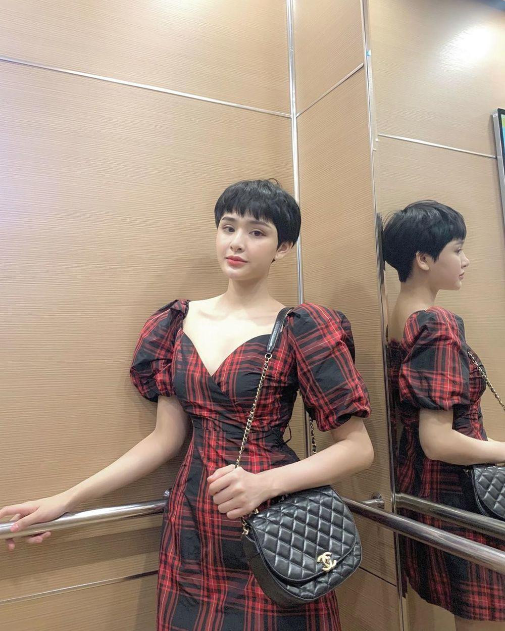 Chiếc túi Chanel có giá trị 100 triệu đồng của Hiền Hồ. Chiếc túi Chanel có giá trị 100 triệu đồng của Hiền Hồ.