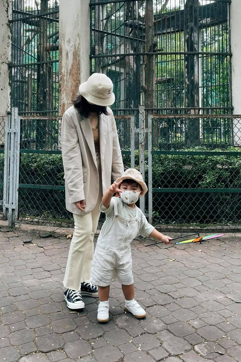 Hòa Minzy cùng con trai nhận về "bão tim" từ người hâm mộ bởi độ dễ thương, đáng yêu. Hòa Minzy cùng con trai nhận về "bão tim" từ người hâm mộ bởi độ dễ thương, đáng yêu.