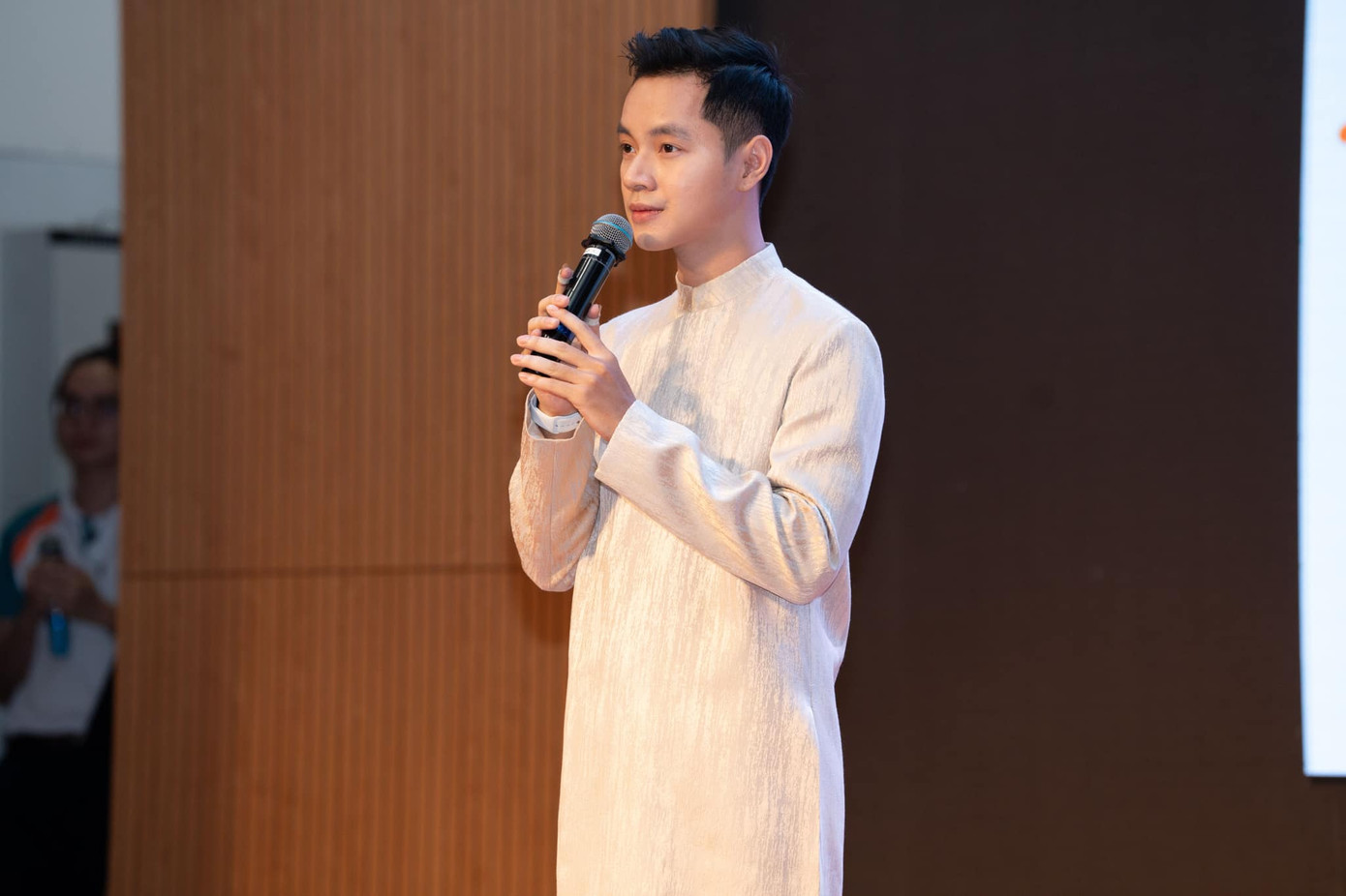 Trai đẹp sinh năm 1998 là chủ nhân của nhiều hit triệu view như Tương Tư, Luồn Thẳng Vào Tim, Kiều,... Các sản phẩm của anh đều được kết hợp tinh tế giữa văn học, nhạc cụ dân tộc với cách viết lời trẻ trung, thời thượng. Trai đẹp sinh năm 1998 là chủ nhân của nhiều hit triệu view như Tương Tư, Luồn Thẳng Vào Tim, Kiều,... Các sản phẩm của anh đều được kết hợp tinh tế giữa văn học, nhạc cụ dân tộc với cách viết lời trẻ trung, thời thượng.