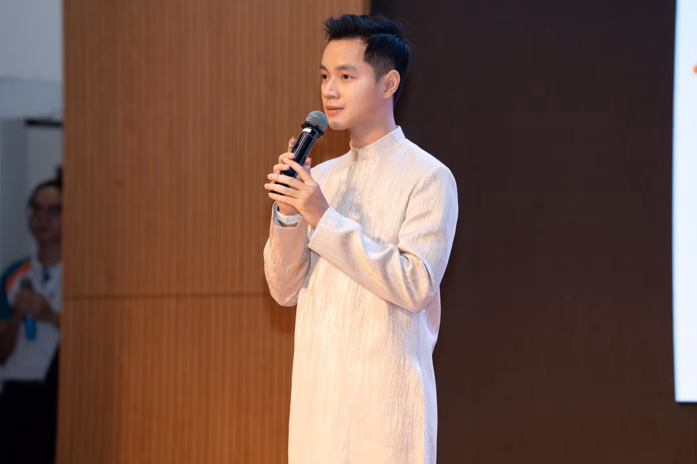 Trai đẹp sinh năm 1998 là chủ nhân của nhiều hit triệu view như Tương Tư, Luồn Thẳng Vào Tim, Kiều,... Các sản phẩm của anh đều được kết hợp tinh tế giữa văn học, nhạc cụ dân tộc với cách viết lời trẻ trung, thời thượng.
