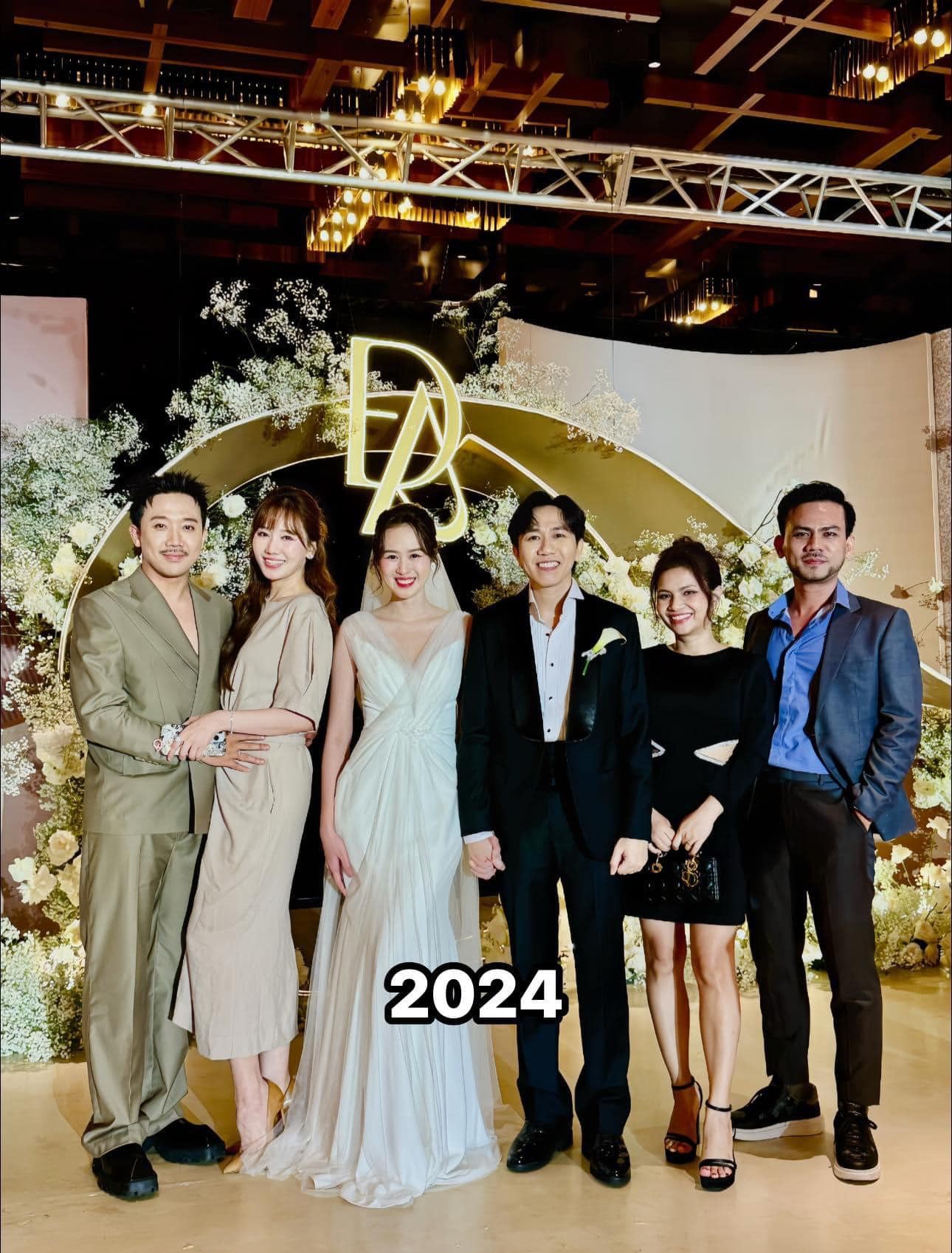 "Từ nay sẽ không còn được nói: Bạn nghĩ sao về diễn viên Anh Đức nữa. Cuối cùng cả ba đều đã có gia đình. Bức ảnh này tôi đã đợi nhiều năm mới chụp được" - Trấn Thành chia sẻ. "Từ nay sẽ không còn được nói: Bạn nghĩ sao về diễn viên Anh Đức nữa. Cuối cùng cả ba đều đã có gia đình. Bức ảnh này tôi đã đợi nhiều năm mới chụp được" - Trấn Thành chia sẻ.