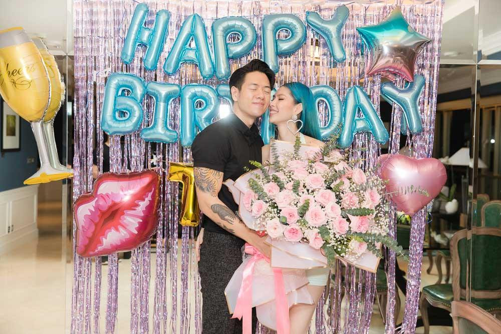 Michael Trương nổi tiếng là người cưng chiều bạn gái. Michael Trương nổi tiếng là người cưng chiều bạn gái.