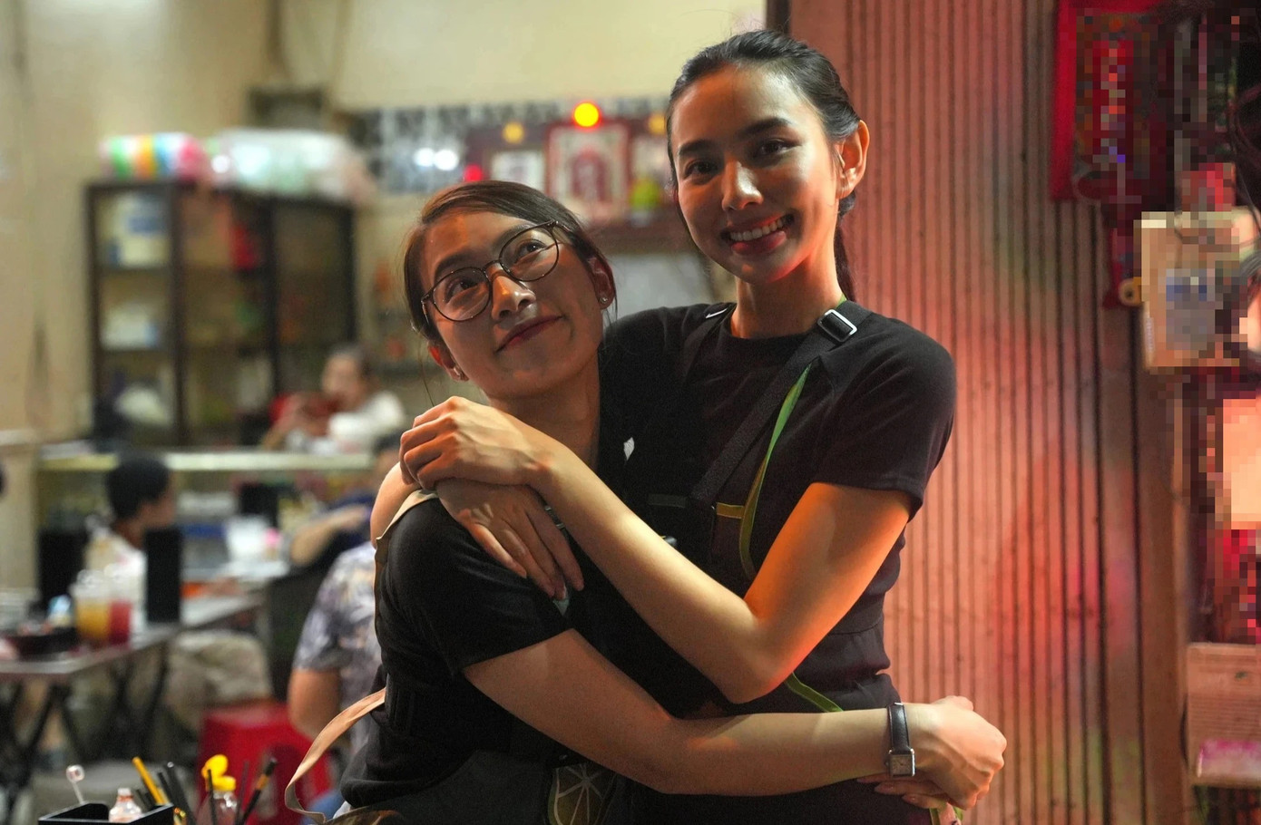 Thùy Tiên - Khánh Vy cực &quot;hợp rơ&quot; khi cùng thử sức bán quán ăn.