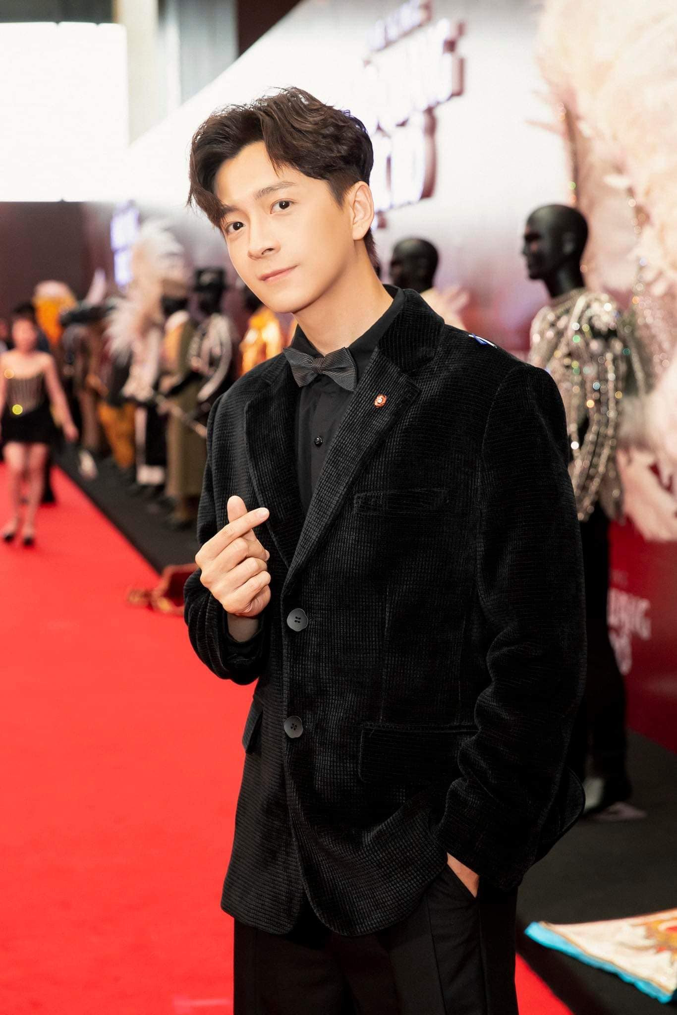 Ngô Kiến Huy gây ấn tượng với mũi dọc dừa, nụ cười răng khểnh duyên dáng và làn da mịn màng đáng ngưỡng mộ.