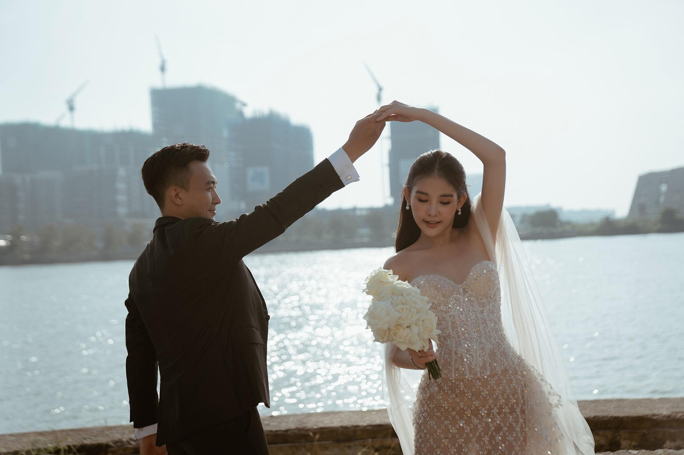 Người đẹp 9X tiết lộ thiệp cưới đã được gửi đến toàn bộ khách mời.