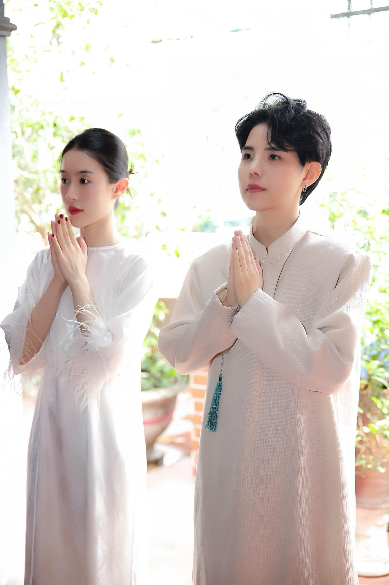 Thu Trang - Vũ Cát Tường trong buổi ra mắt gia tiên dòng họ Nguyễn Cảnh.