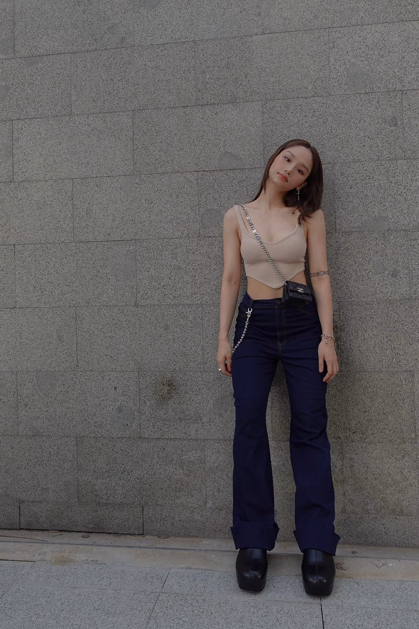Phối áo crop-top cùng quần cạp cao và boots đen, Miu Lê sở hữu vẻ ngoài cá tính.