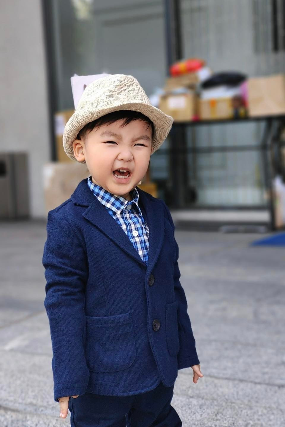 Outfit "đi xem đất" của con trai Hòa Minzy: Phối vest xanh với nón cói và giày cùng màu. Outfit "đi xem đất" của con trai Hòa Minzy: Phối vest xanh với nón cói và giày cùng màu.