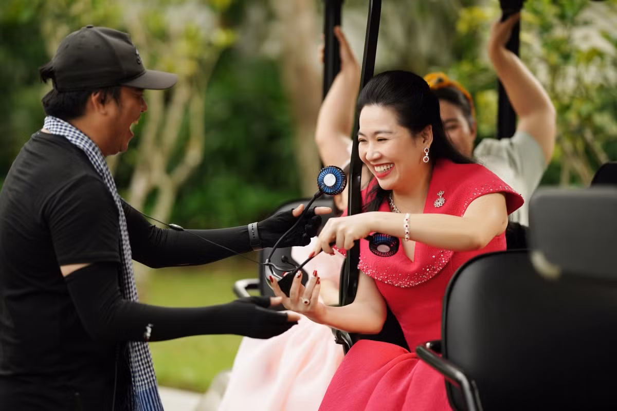Đạo diễn Tạ Nguyên Hiệp tiết lộ câu chuyện gia đình ở web - drama Gia Đình Cục Súc đã chuyển sang Biệt Đội Rất Ổn - bản điện ảnh điện ảnh để tăng thêm độ hoành tráng.