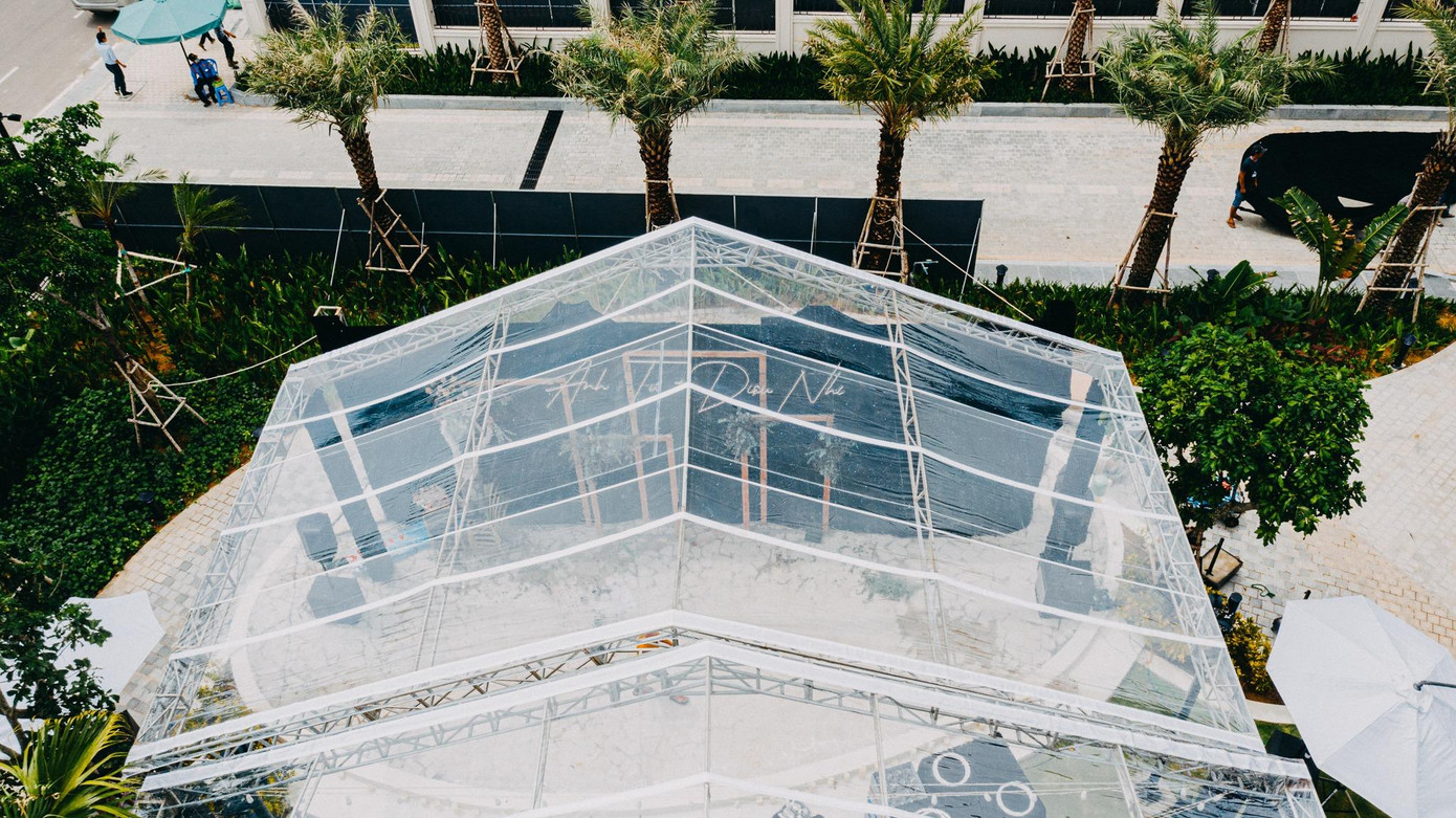 Phần sân khấu được thiết kế đơn giản nhưng không kém phần tinh tế với background đen in nổi tên cô dâu - chú rể. Phần sân khấu được thiết kế đơn giản nhưng không kém phần tinh tế với background đen in nổi tên cô dâu - chú rể.