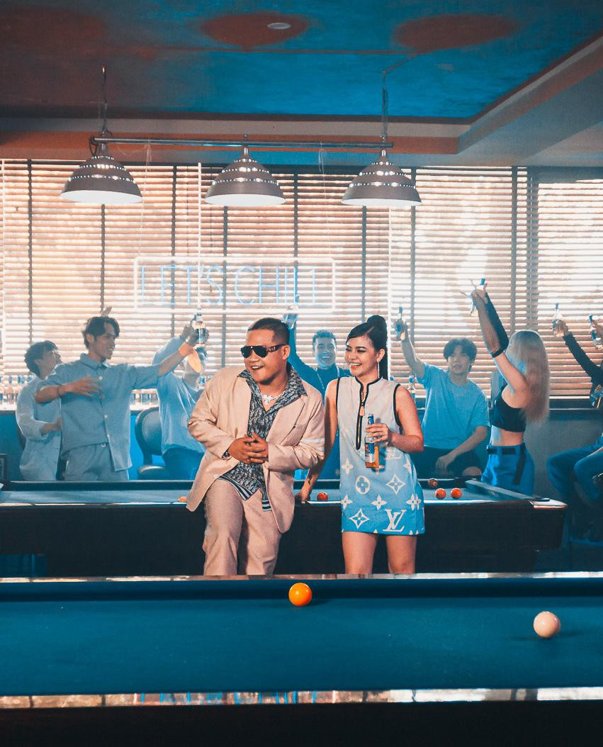 Blacka và TIA trong MV Chill Đi Em. Blacka và TIA trong MV Chill Đi Em.