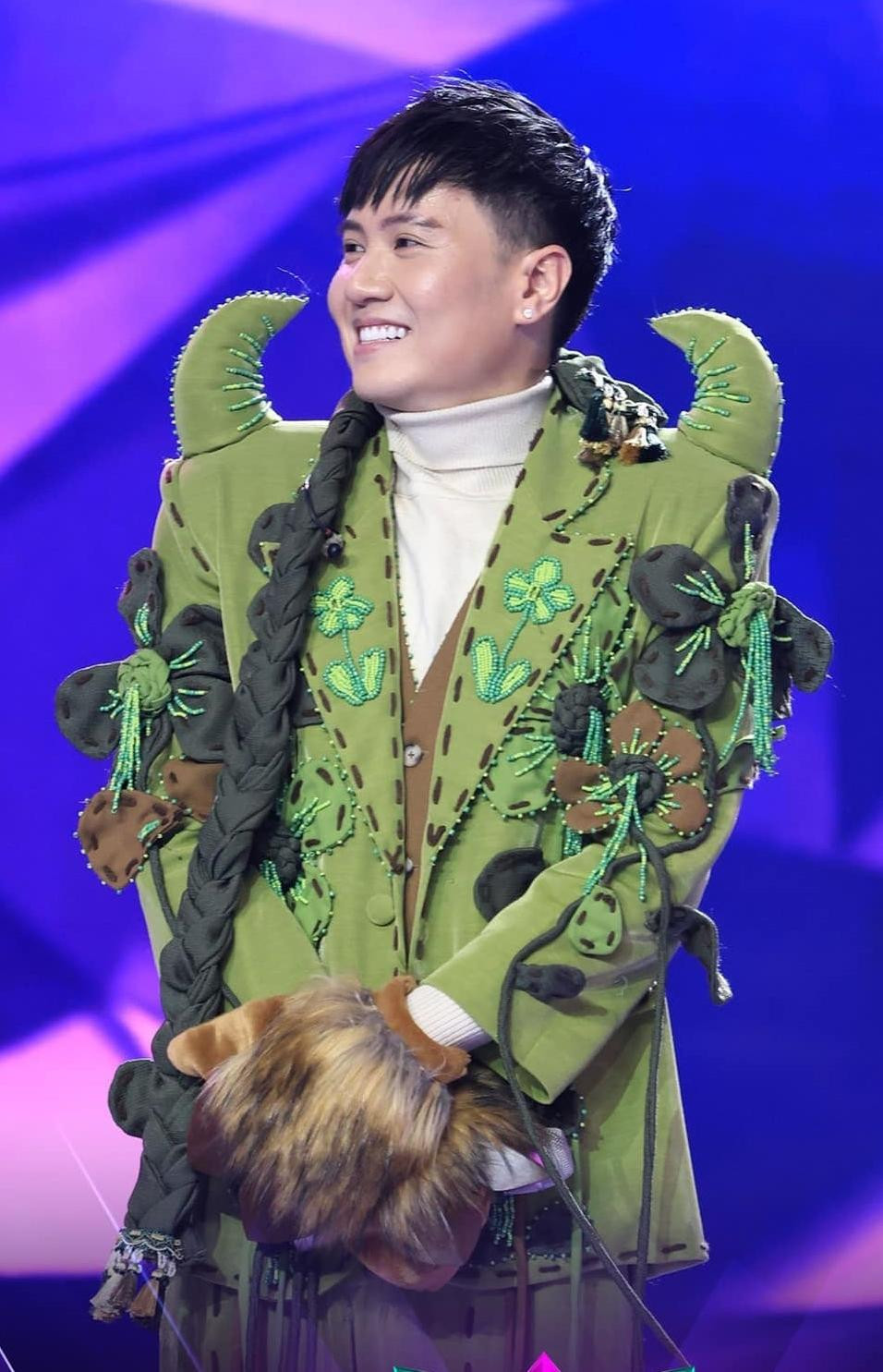 Từng là "cỗ máy tạo hit" của V-Pop, em trai "thánh nhạc sầu" Mr. Siro hiện vẫn đang nỗ lực theo đuổi đam mê làm ca sĩ của mình. Từng là "cỗ máy tạo hit" của V-Pop, em trai "thánh nhạc sầu" Mr. Siro hiện vẫn đang nỗ lực theo đuổi đam mê làm ca sĩ của mình.