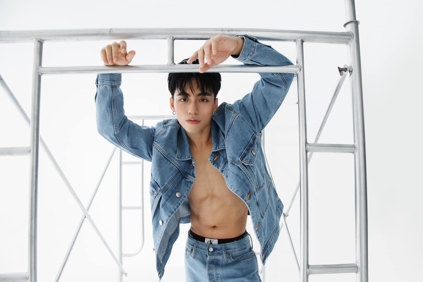 MONO diện set jeans kết hợp với nội y Calvin Klein khiến hội chị em "ôm tim" vì độ nam tính. MONO diện set jeans kết hợp với nội y Calvin Klein khiến hội chị em "ôm tim" vì độ nam tính.