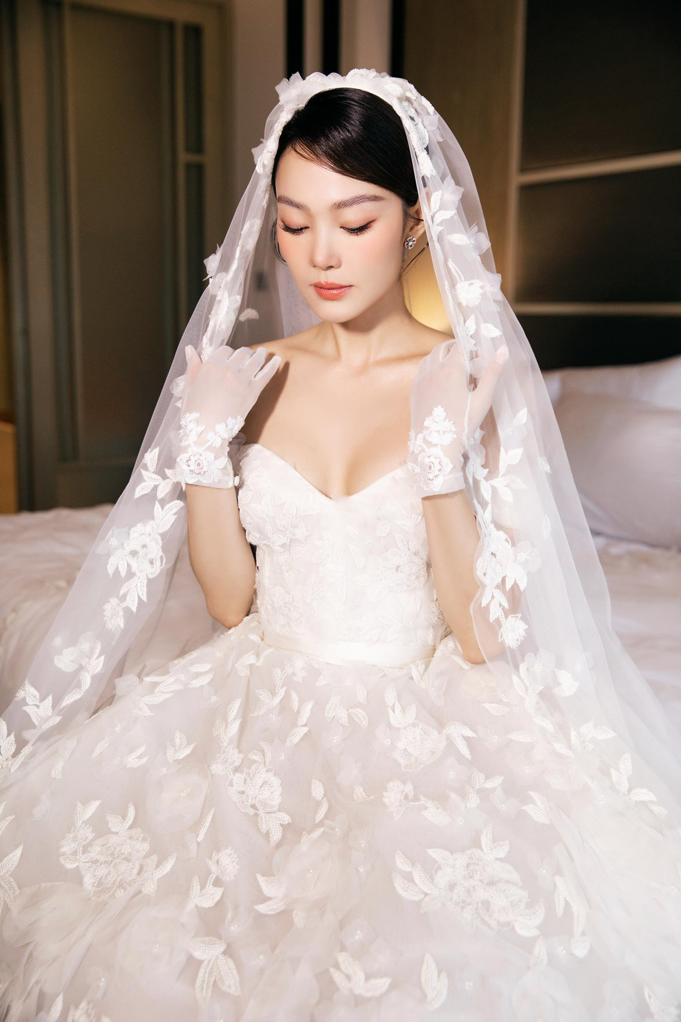 Cận cảnh chiếc váy cưới có trị giá gần 400 triệu của cô dâu Minh Hằng. Cận cảnh chiếc váy cưới có trị giá gần 400 triệu của cô dâu Minh Hằng.