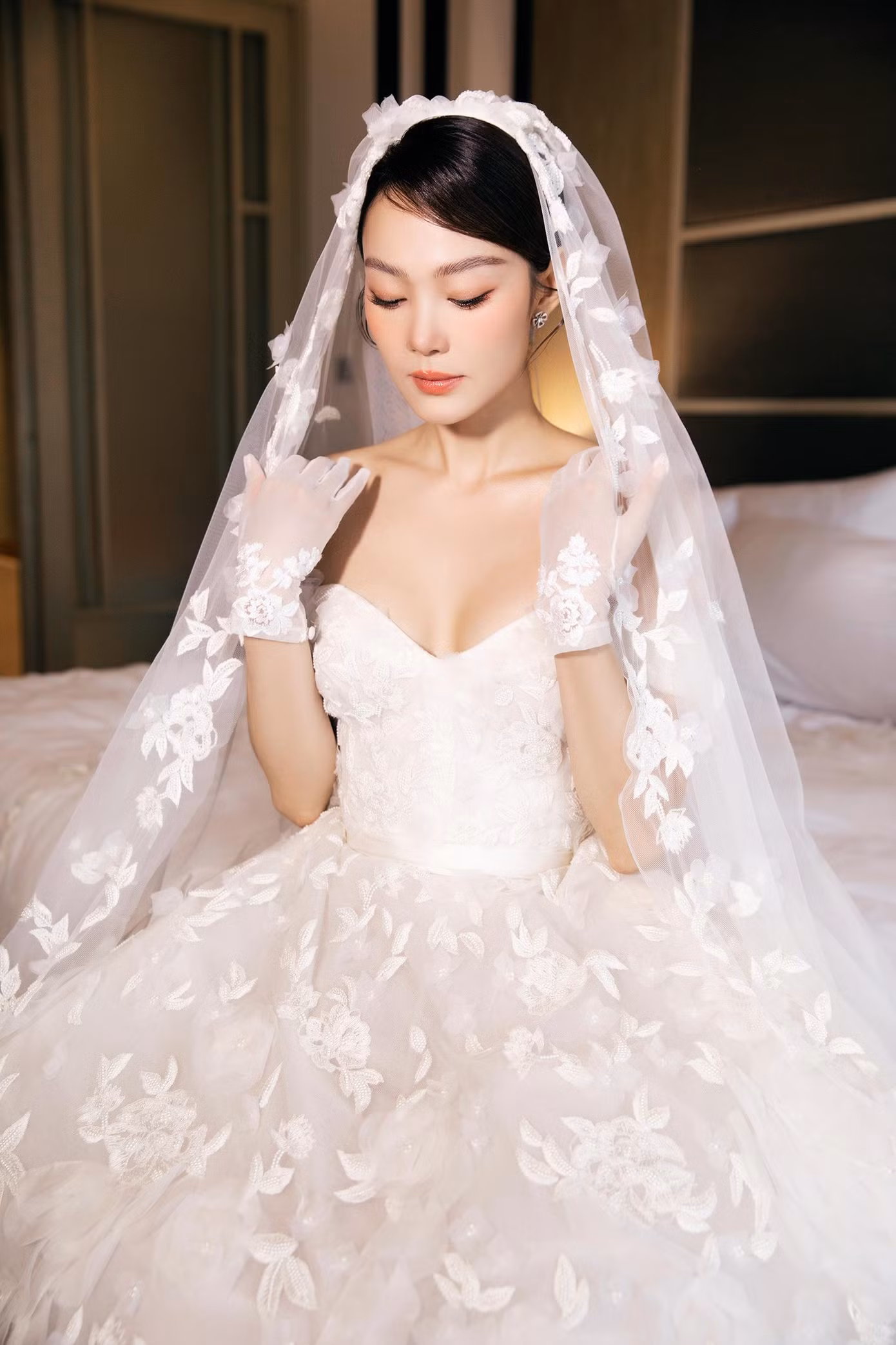 Cận cảnh chiếc váy cưới có trị giá gần 400 triệu của cô dâu Minh Hằng.