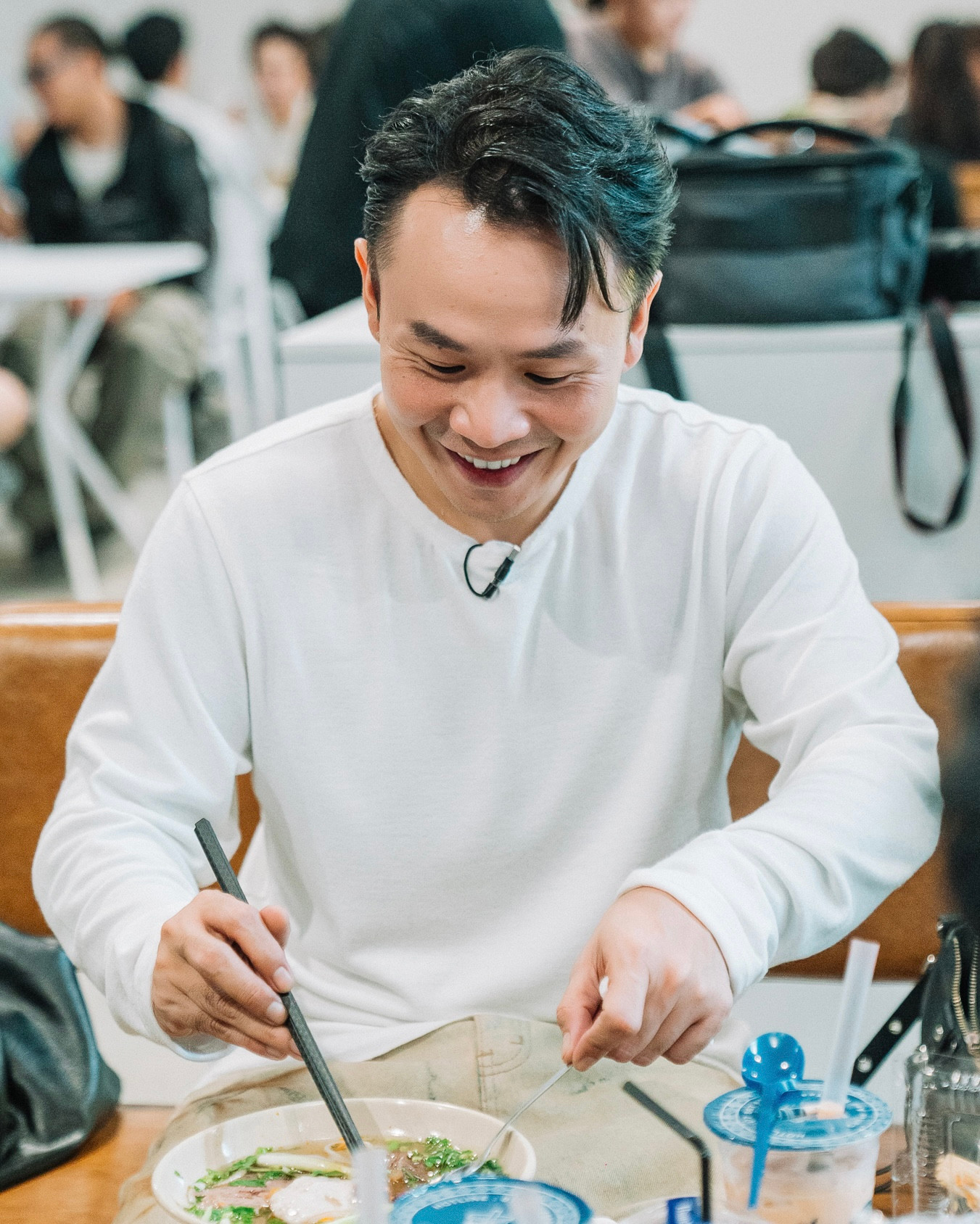 "Binz khá ít nói. Khi nói, anh ấy chỉ thường dùng những từ như 'nice', 'amazing good job em' như mọi người nghe quen trên truyền hình" - Duy Khánh khẳng định. "Binz khá ít nói. Khi nói, anh ấy chỉ thường dùng những từ như 'nice', 'amazing good job em' như mọi người nghe quen trên truyền hình" - Duy Khánh khẳng định.