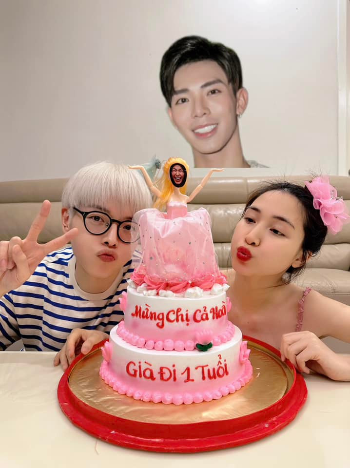 "Bé út đi Mỹ lưu diễn nên cũng không thể thiếu trong ngày trọng đại này" - Đức Phúc chia sẻ. Sau đó, nam ca sĩ cùng Hòa Minzy và "Erik mô hình" đã cùng nhau thổi bánh sinh nhật. "Bé út đi Mỹ lưu diễn nên cũng không thể thiếu trong ngày trọng đại này" - Đức Phúc chia sẻ. Sau đó, nam ca sĩ cùng Hòa Minzy và "Erik mô hình" đã cùng nhau thổi bánh sinh nhật.