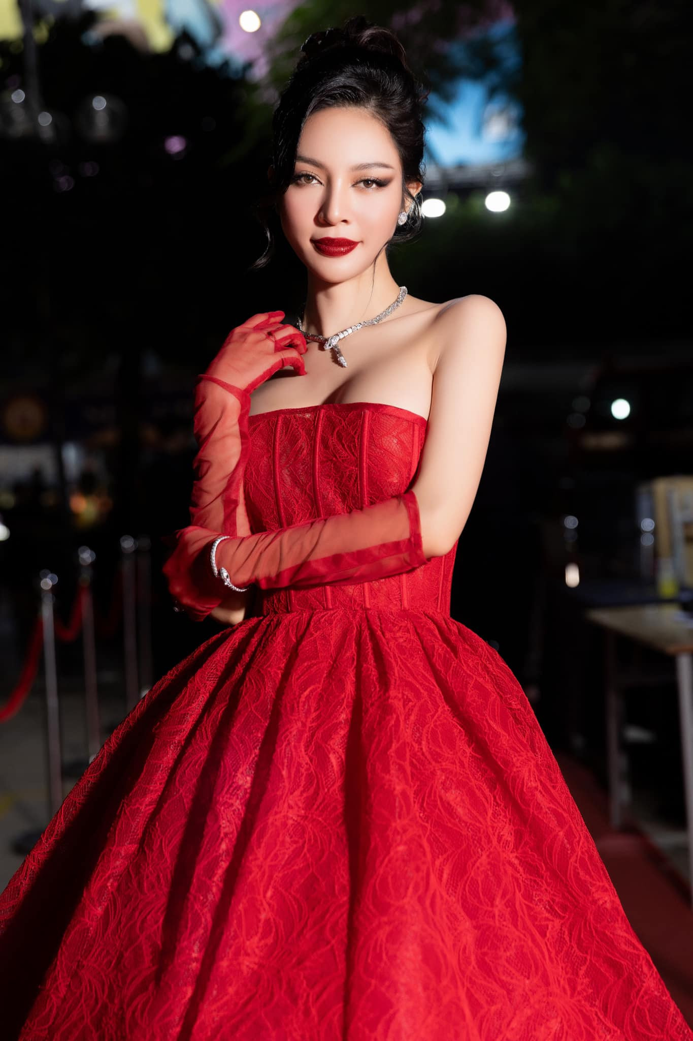 Nhan sắc ngày mộ càng "thăng hạng" của Bùi Lý Thiên Hương.