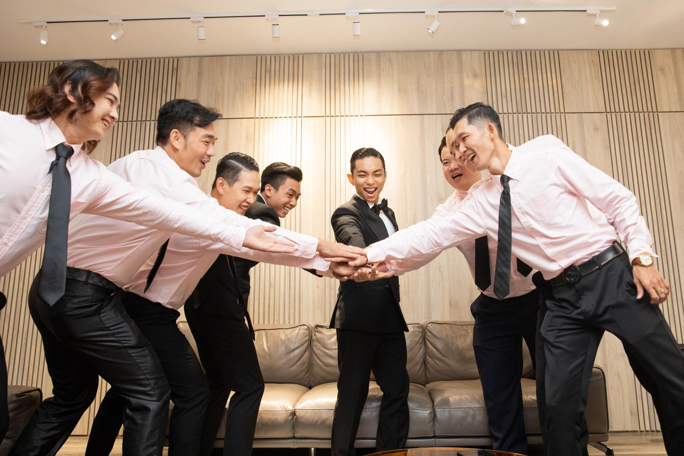 Dàn phù dâu - phù rể trong lễ ăn hỏi của Khánh Thi - Phan Hiển. Dàn phù dâu - phù rể trong lễ ăn hỏi của Khánh Thi - Phan Hiển.