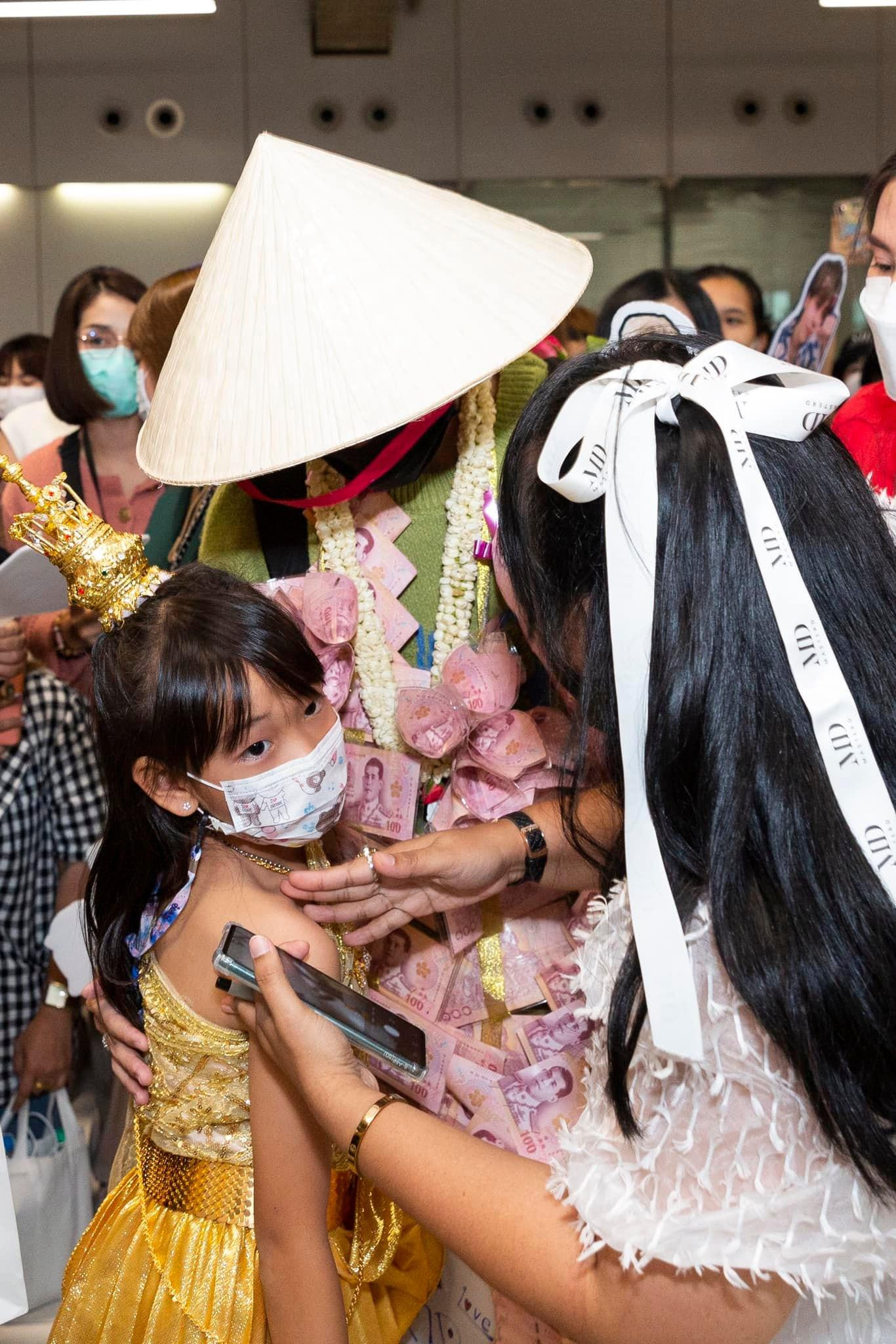 Một số người hâm mộ còn tặng nhiều món quà độc đáo cho nam ca sĩ. Một số người hâm mộ còn tặng nhiều món quà độc đáo cho nam ca sĩ.