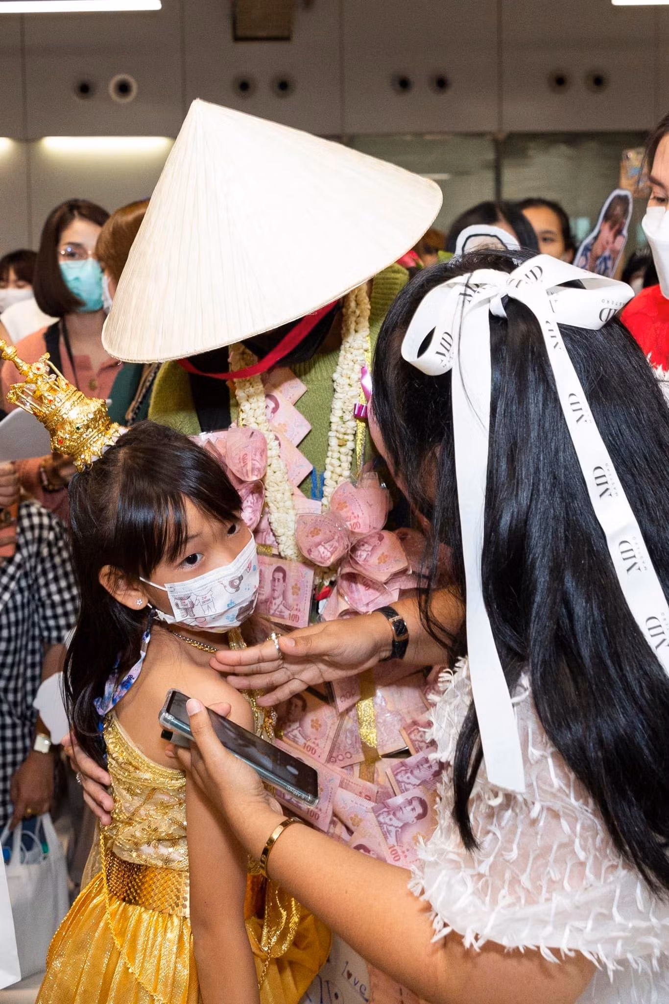 Một số người hâm mộ còn tặng nhiều món quà độc đáo cho nam ca sĩ.