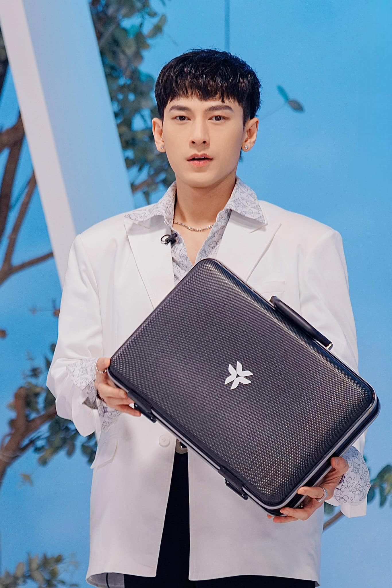 Sau nhiều tranh cãi "giậm chân tại chỗ", "ứng xử chưa khéo léo", Isaac bị cho là đã khép mình hơn tại Anh Trai "Say Hi".