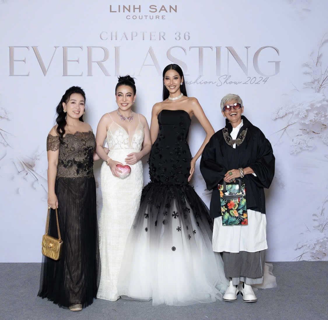 Á hậu Hoàng Thùy diện đầm đen, gây ấn tượng với layout makeup đậm. Á hậu Hoàng Thùy diện đầm đen, gây ấn tượng với layout makeup đậm.