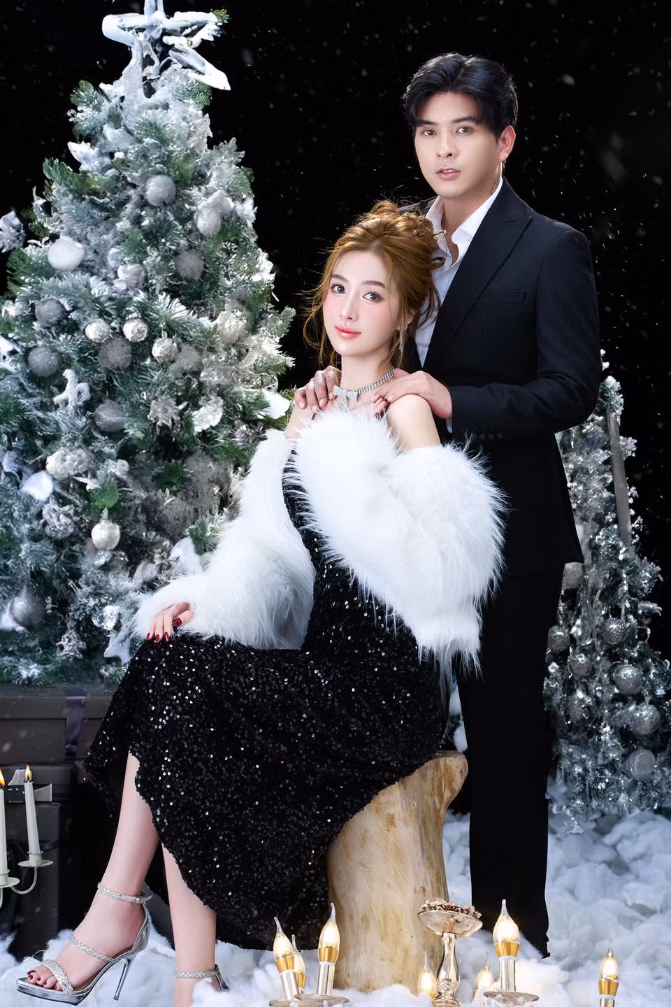 Ca sĩ Hồ Quang Hiếu cũng có bộ ảnh Noel ngọt ngào bên cạnh bạn gái kém 17 tuổi.
