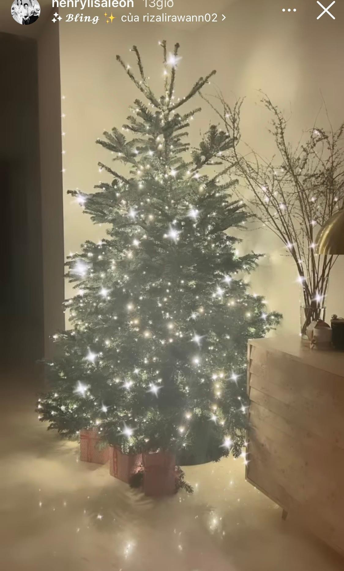 Cây thông Noel của gia đình Hồ Ngọc Hà - Kim Lý cũng đã sáng đèn.