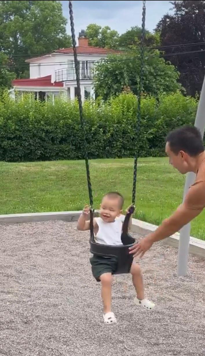 "Cây hài nhí" Leon thích thú khi được chơi xích đu. "Cây hài nhí" Leon thích thú khi được chơi xích đu.