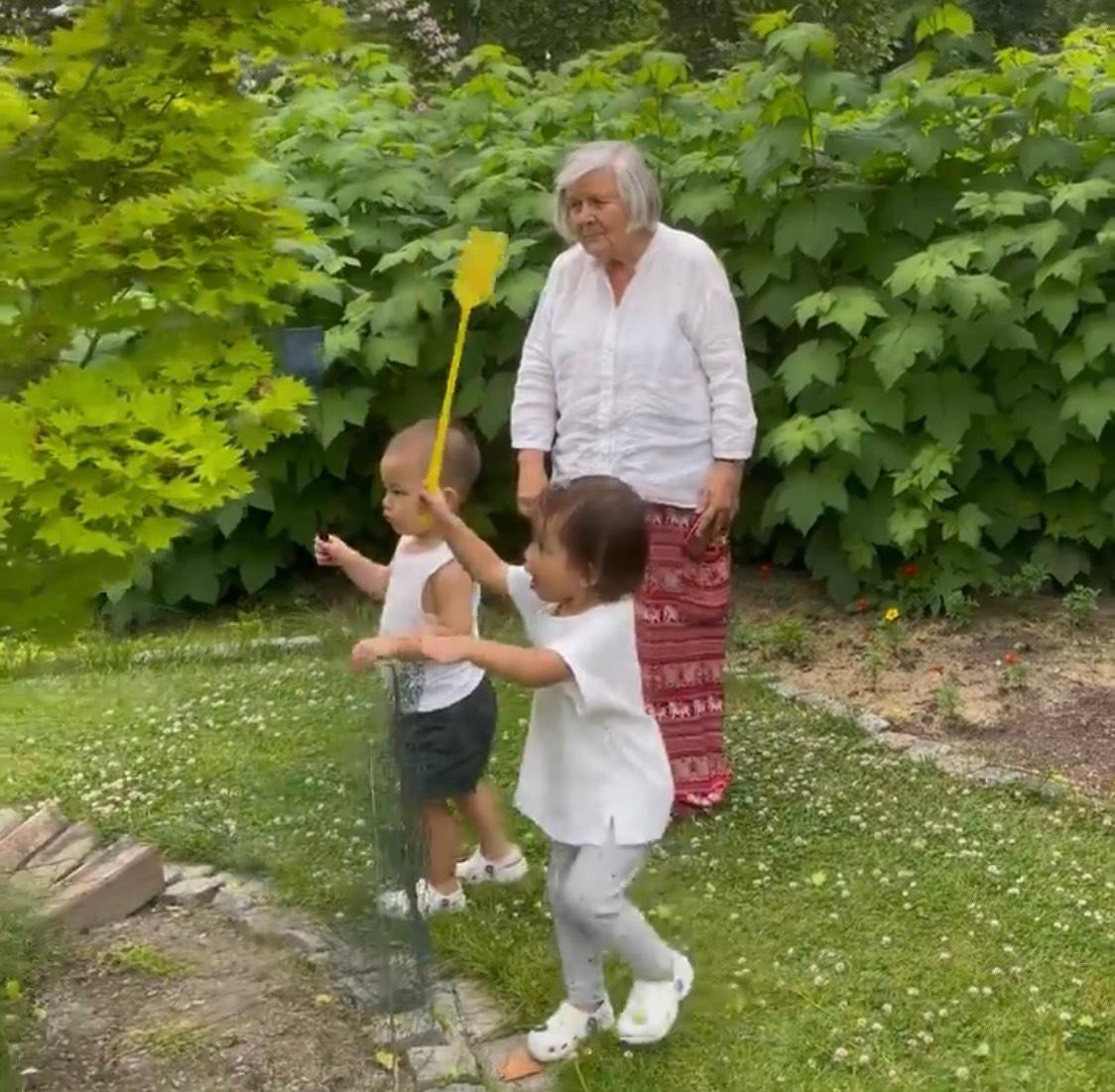 Lisa và Leon quậy "sương sương" sân vườn nhà ông bà nội ở Thụy Sĩ. Lisa và Leon quậy "sương sương" sân vườn nhà ông bà nội ở Thụy Sĩ.