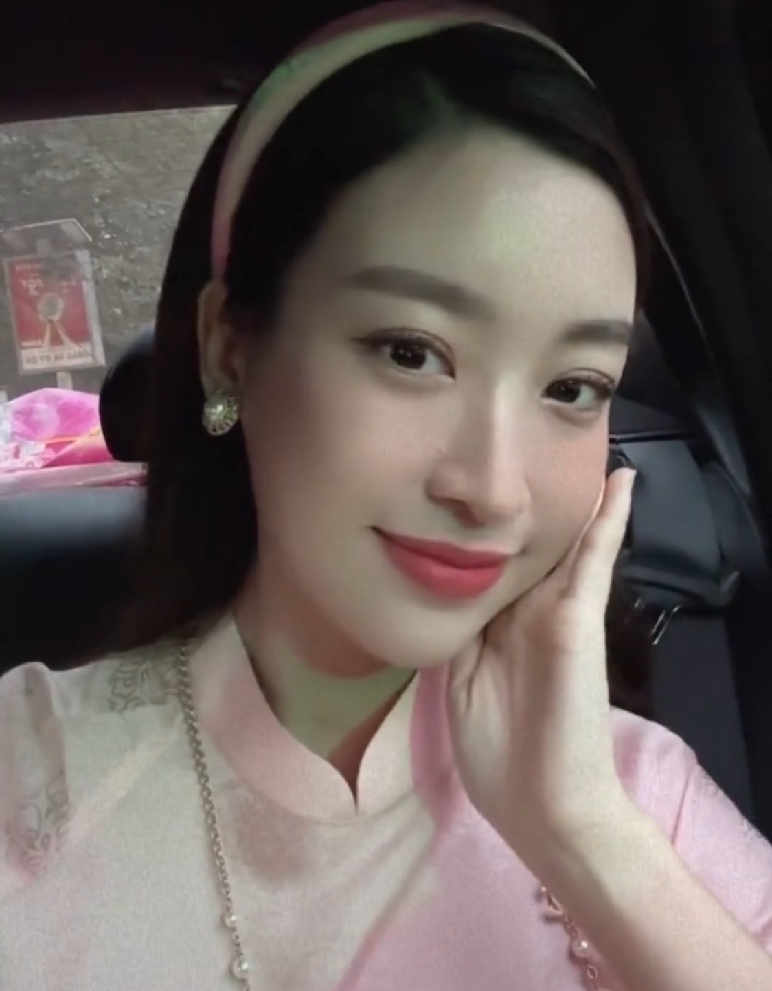 Hoa hậu Đỗ Mỹ Linh xinh ngất ngây trong tà áo dài truyền thống.