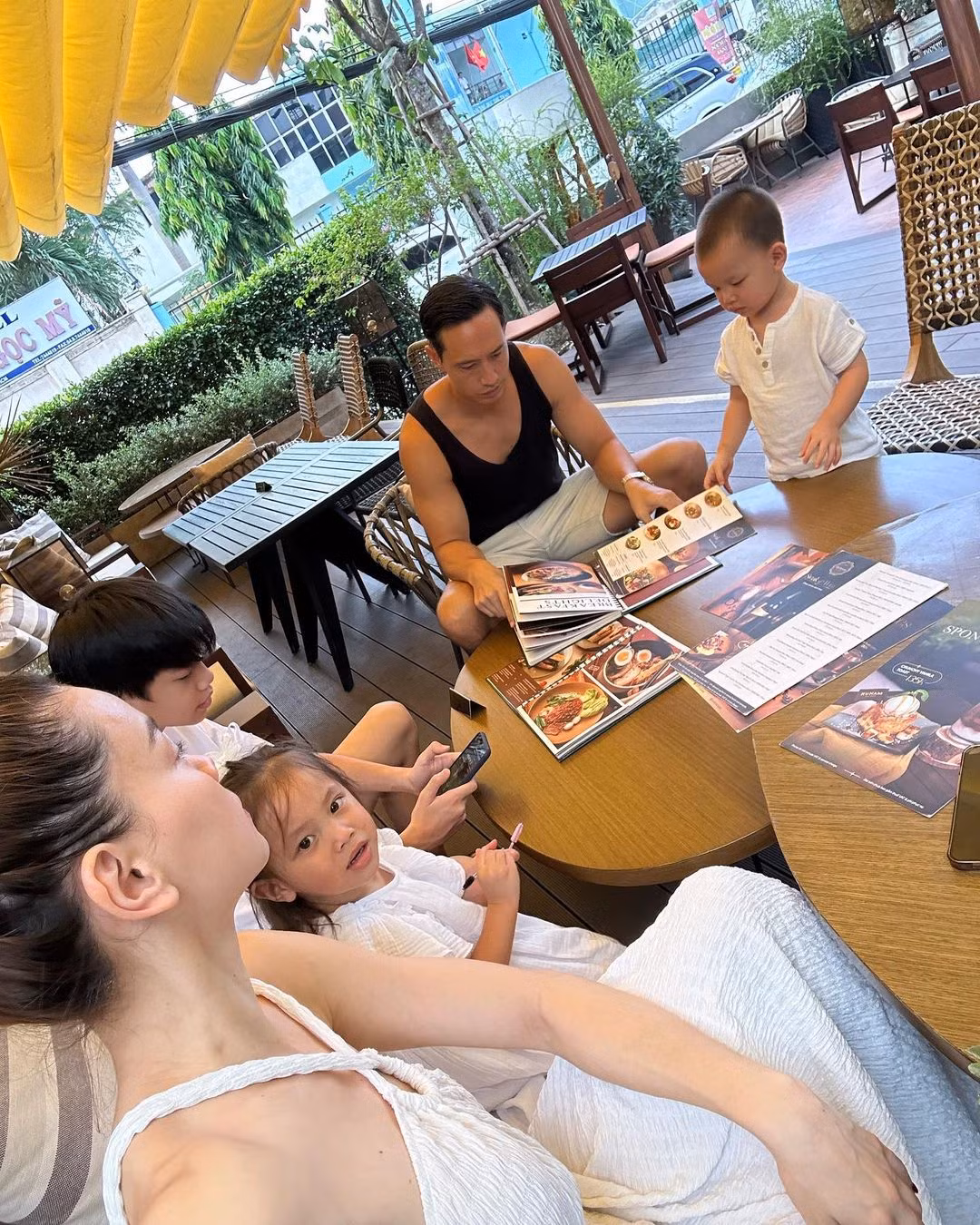 Kim Lý cùng với bà xã Hồ Ngọc Hà dành phần lớn thời gian chăm sóc gia đình và các con.