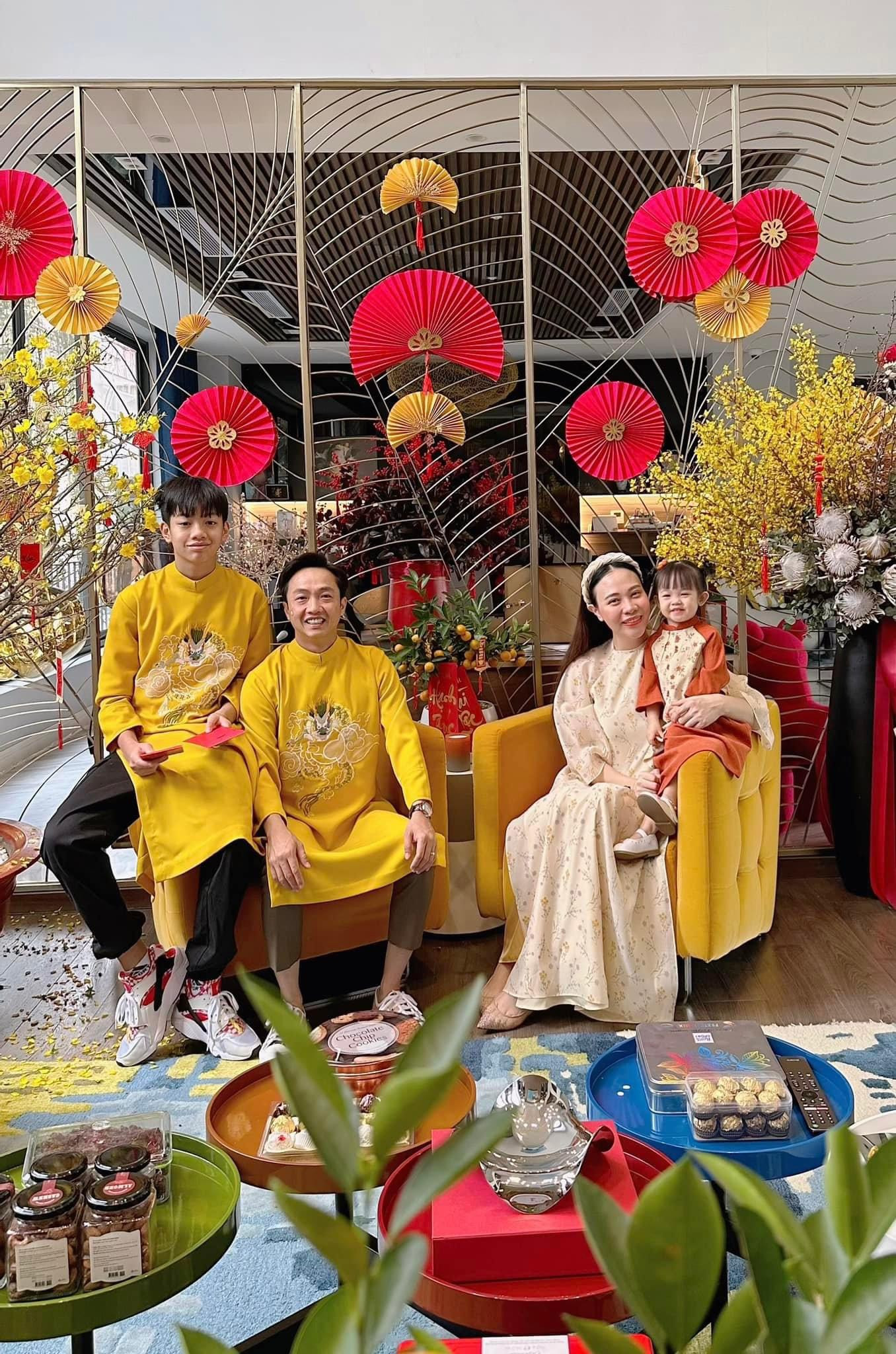 Gia đình Cường Đô La - Đàm Thu Trang cũng xúng xính áo dài ngày đầu xuân Quý Mão 2023.