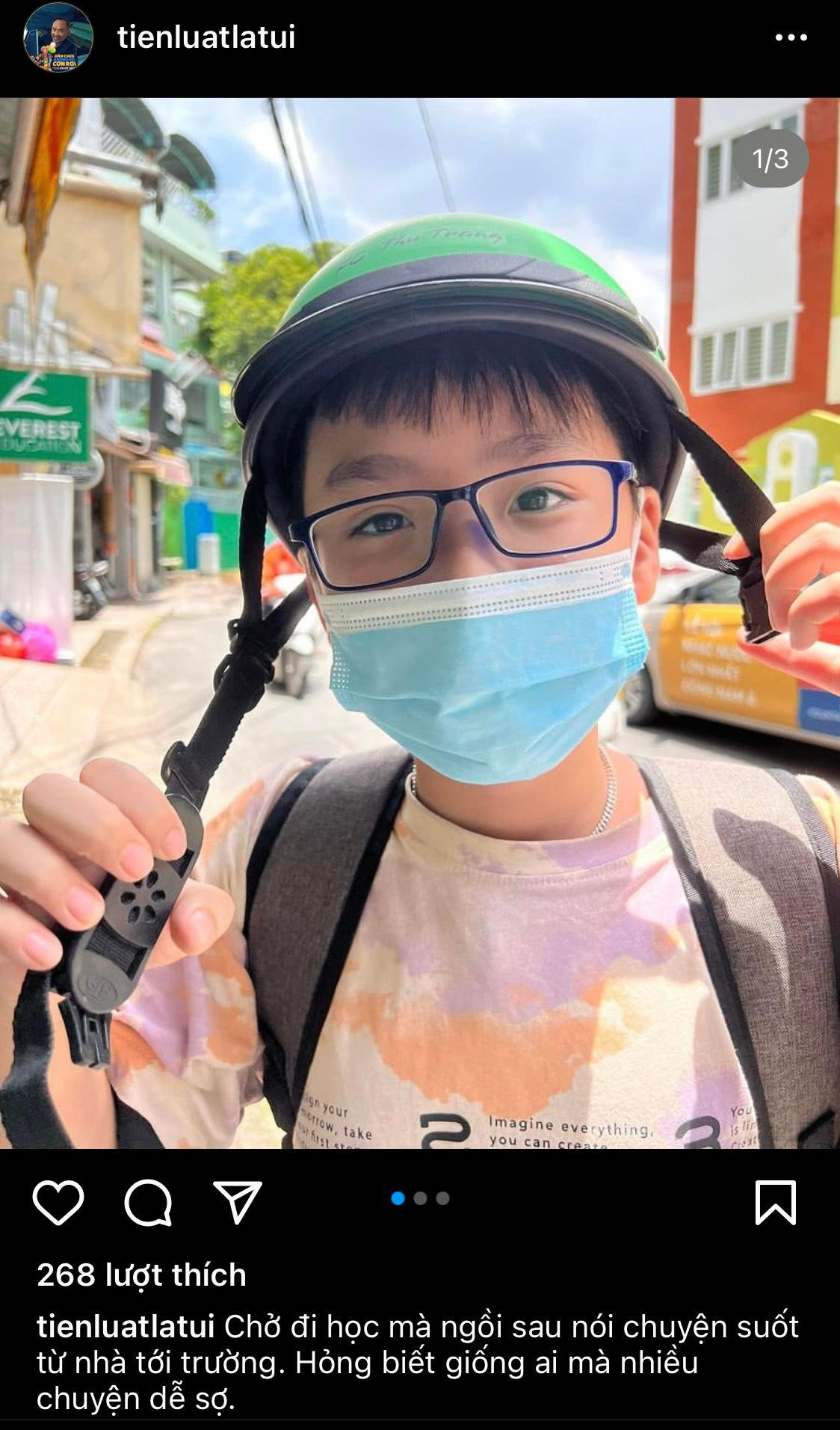 Tiến Luật chở con bằng xe máy tới trường.