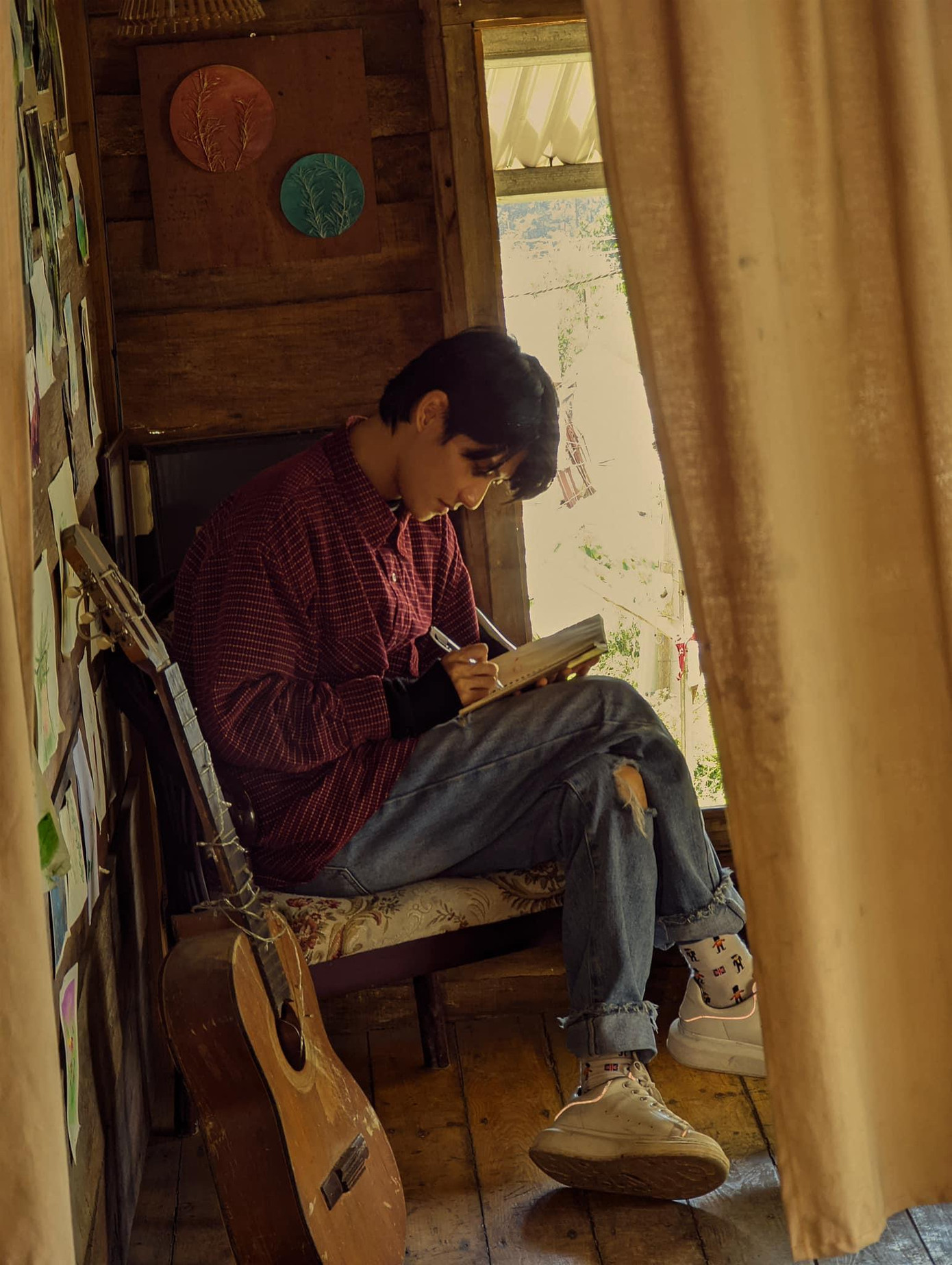 Tóc mái "bổ luống", áo sơ mi sọc đỏ sặc sỡ phối với quần jeans và sneaker trắng giúp Avin Lu sở hữu vẻ ngoài cực cổ điển. Tóc mái "bổ luống", áo sơ mi sọc đỏ sặc sỡ phối với quần jeans và sneaker trắng giúp Avin Lu sở hữu vẻ ngoài cực cổ điển.