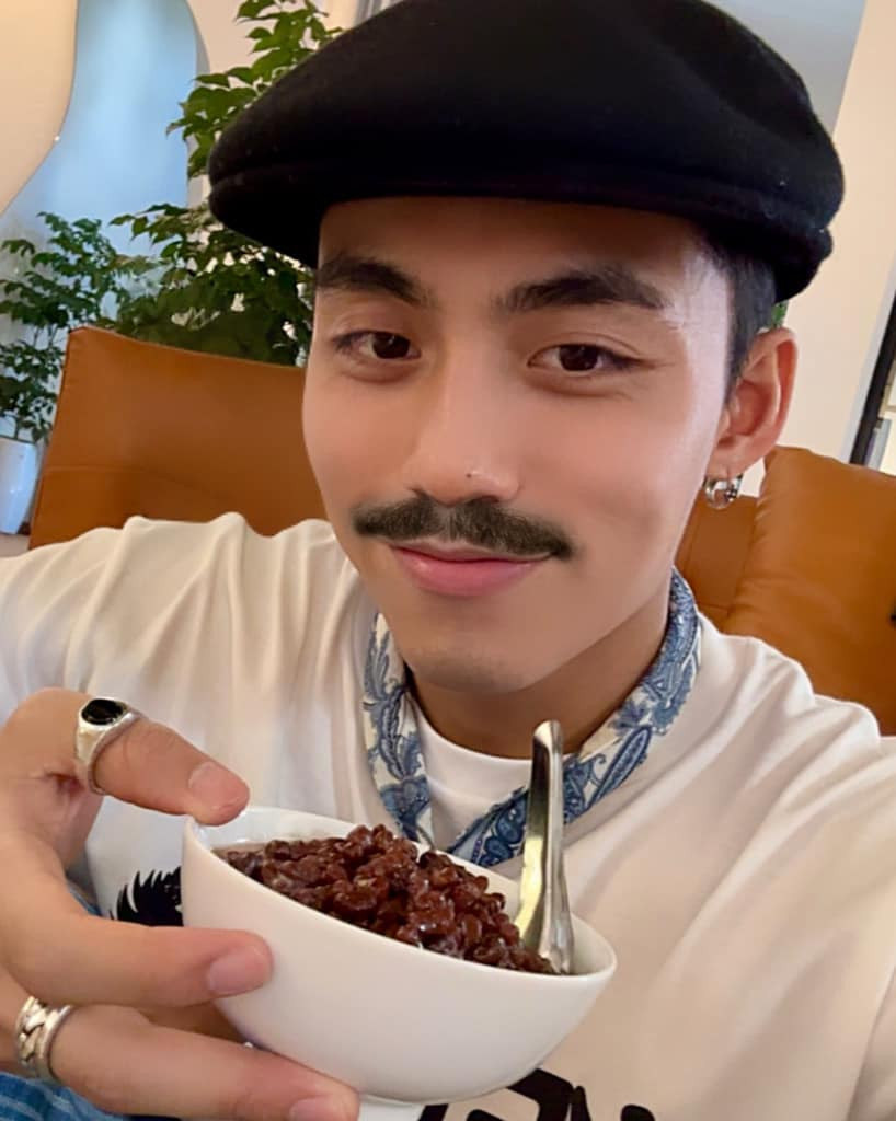 Nam ca sĩ để râu, ăn chè đậu đỏ và khẳng định bản thân đang &quot;đi tìm tình yêu&quot;.