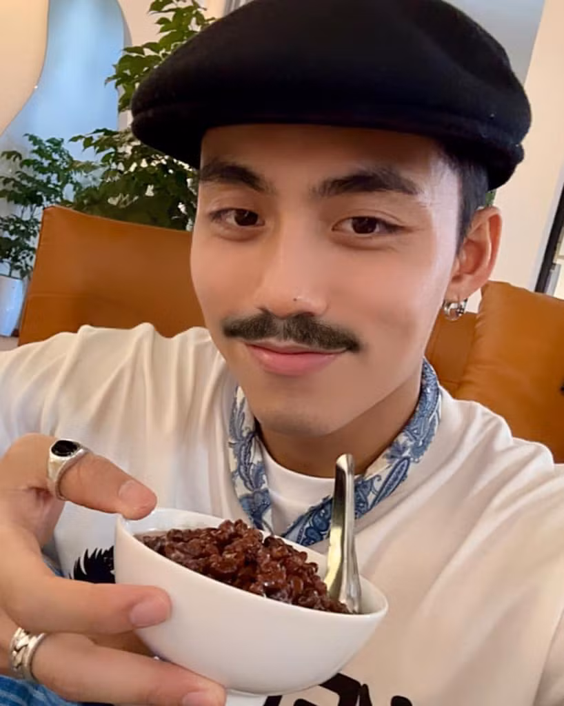 Nam ca sĩ để râu, ăn chè đậu đỏ và khẳng định bản thân đang "đi tìm tình yêu". Nam ca sĩ để râu, ăn chè đậu đỏ và khẳng định bản thân đang "đi tìm tình yêu".