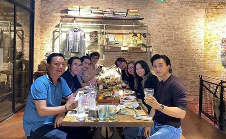 Mỹ Tâm và Mai Tài Phến còn bị các "thám tử mạng" bắt gặp thường cùng góp mặt trong các buổi tiệc của bạn bè. Mỹ Tâm và Mai Tài Phến còn bị các "thám tử mạng" bắt gặp thường cùng góp mặt trong các buổi tiệc của bạn bè.