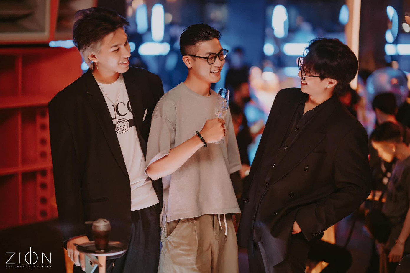 Đỗ Phong vẫn giữ mối quan hệ thân thiết với dàn mỹ nam của Quý Ông Hoàn Mỹ.