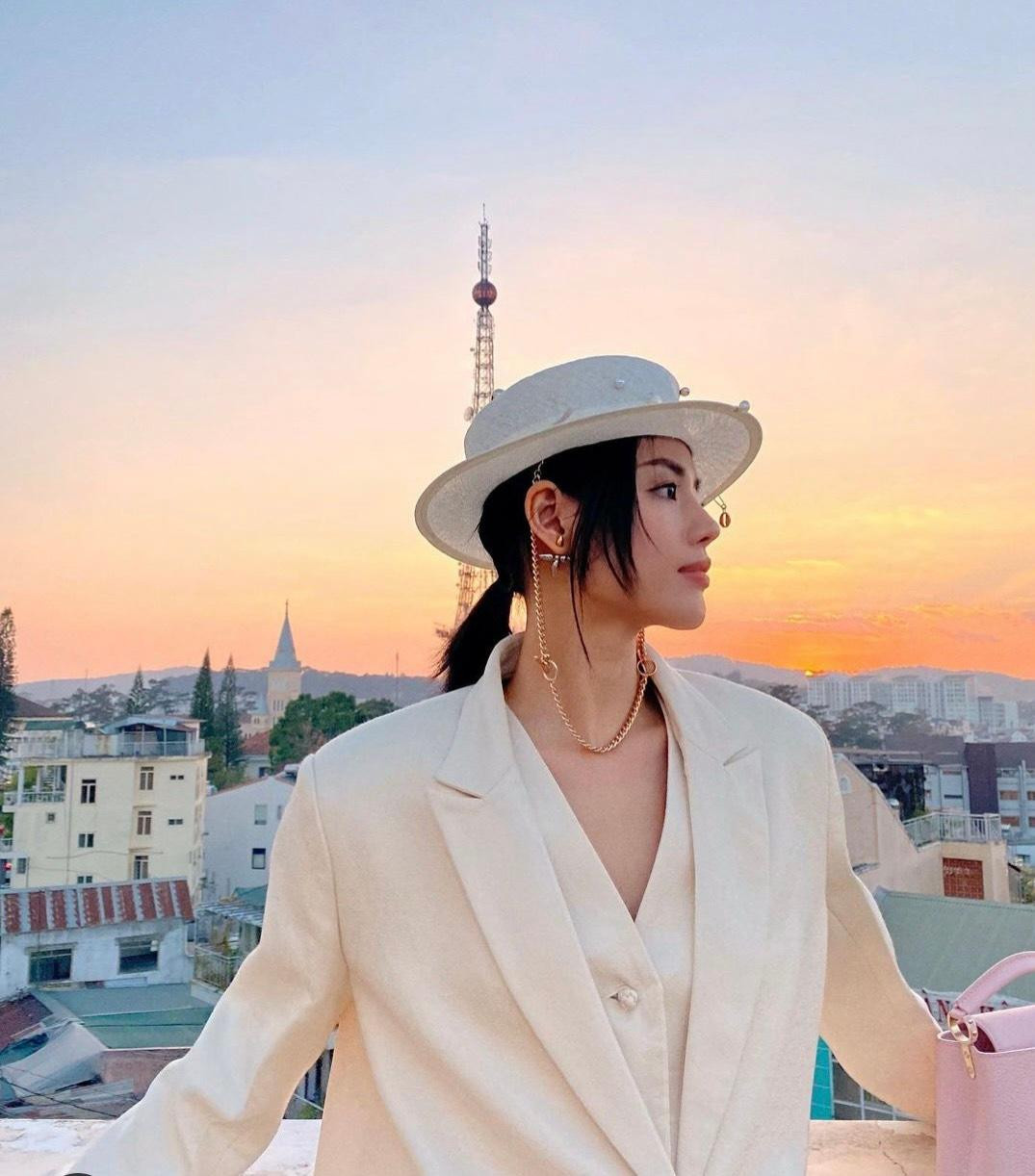 Lần khác, học trò của Minh Tú lại chuộng style thanh lịch với vest trắng phối cùng phụ kiện ton-sour-ton.