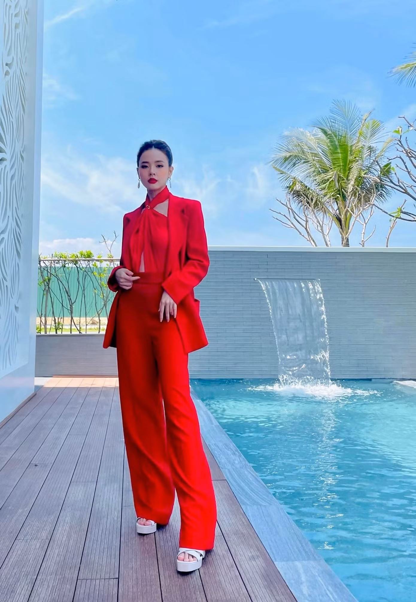 Trong một lần khác, Midu "chơi lớn" với bộ vest đỏ quyền lực. Mỹ nhân 8X thể hiện sự khéo léo khi chọn áo cut-out mặc trong để tổng thể vừa thanh lịch, vừa không bị già dặn.
